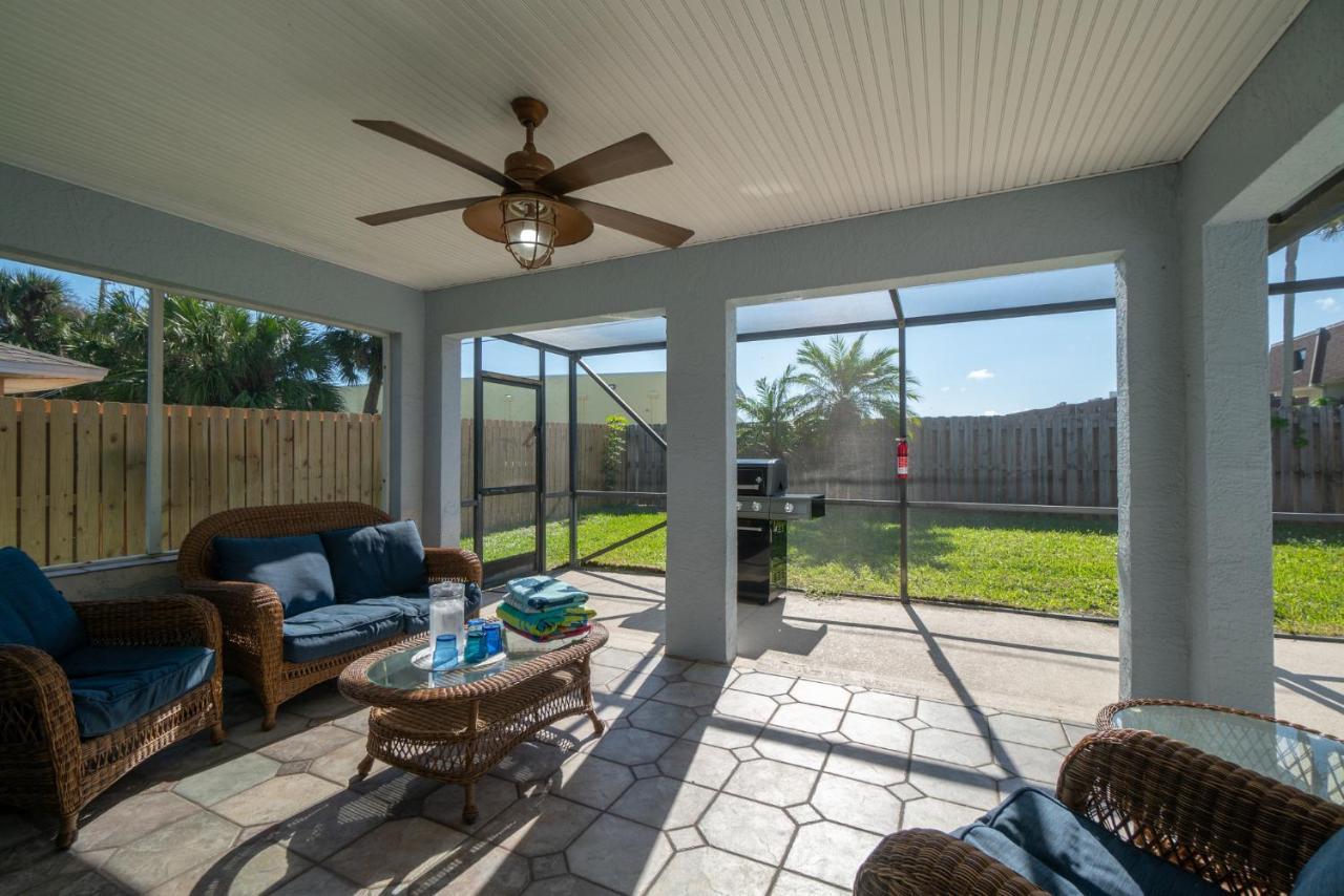 Oceanview Haven - 2Br Beach Townhome With Patio, Shared Heated Pool Steps From Paradise Beach Park! Melbourne Kültér fotó