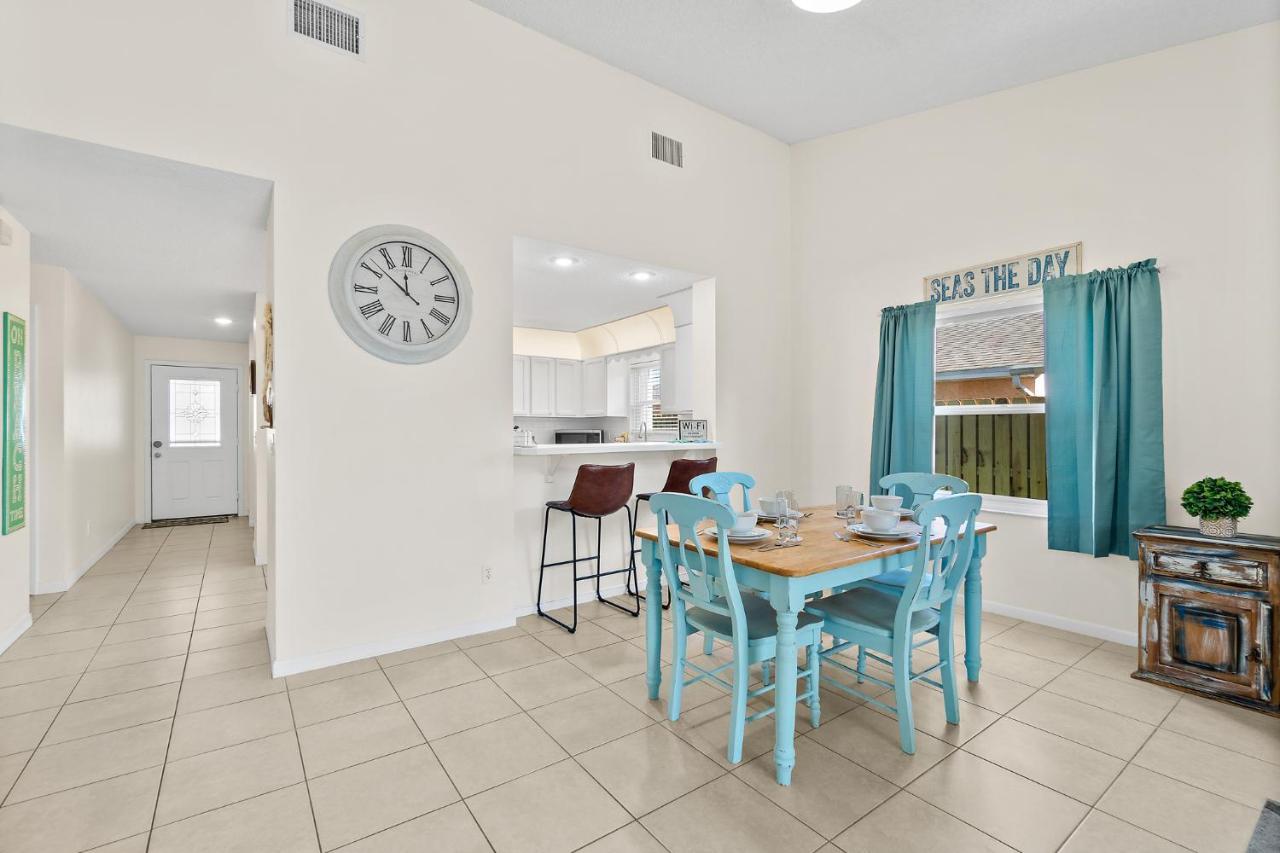 Oceanview Haven - 2Br Beach Townhome With Patio, Shared Heated Pool Steps From Paradise Beach Park! Melbourne Kültér fotó